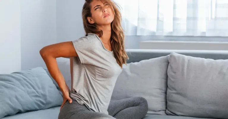 causes lower back pain in females